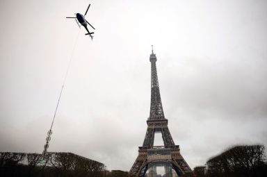 Installation of a new telecom transmission antenna on the Eiffel