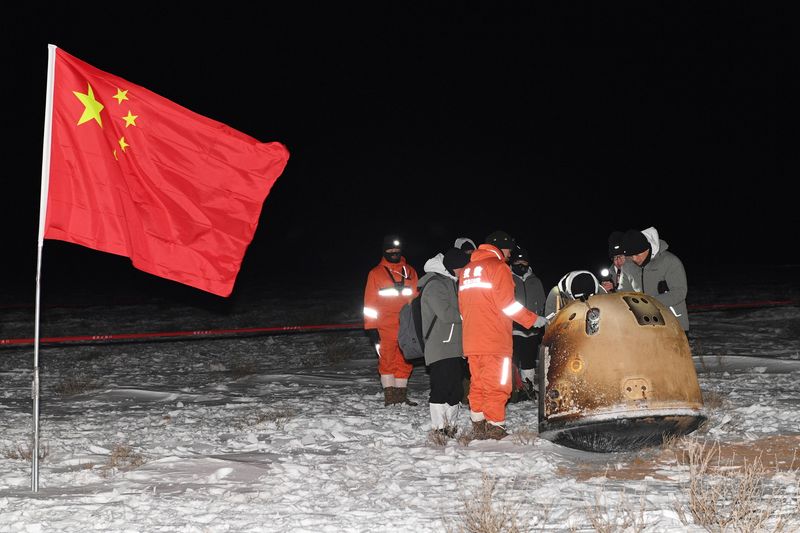 Researchers work around Chang’e-5 lunar return capsule carrying moon samples