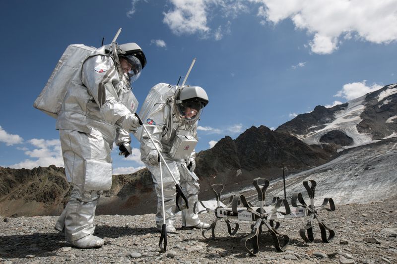 Analog Astronauts of OeWF, Munoz and Kohler test the Moon