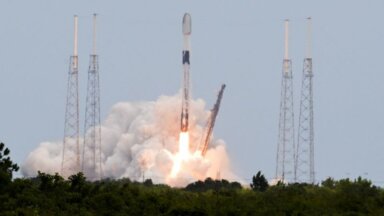 FILE PHOTO: SpaceX Falcon 9 rocket carrying a payload of