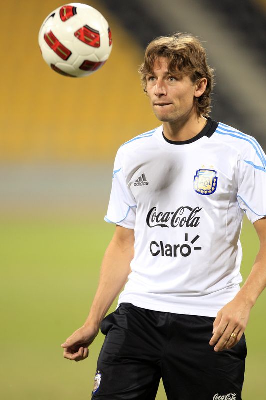 FILE PHOTO: Argentina’s Heinze controls a ball during a training