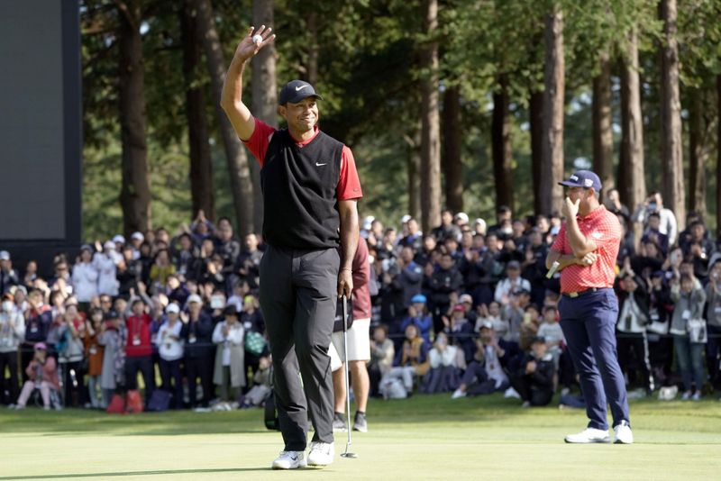 Tiger Woods celebrates to win the final round of the