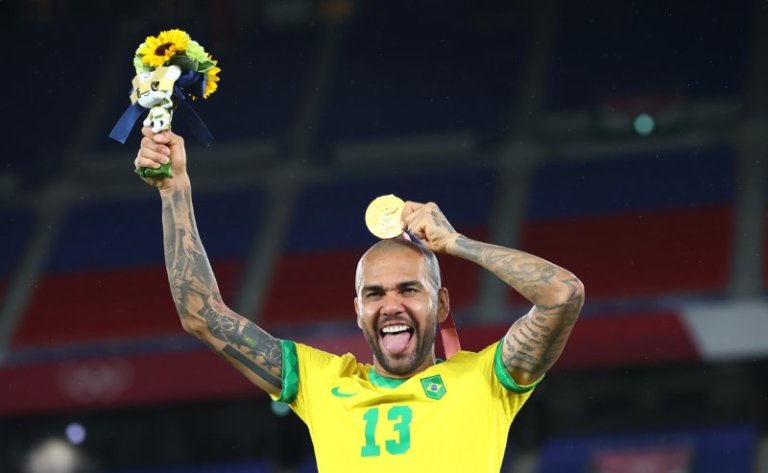 Olympics-Soccer-Brazil's Alves crowns trophy-laden career ...