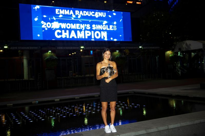 Britain’s Emma Raducanu poses with the U.S. Open tennis championship