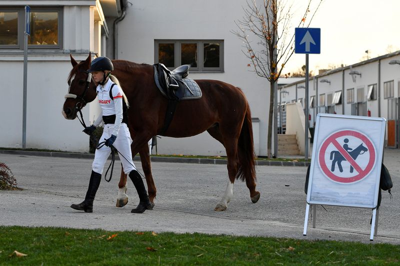 Hungarian modern pentathletes protest plans to axe horse riding