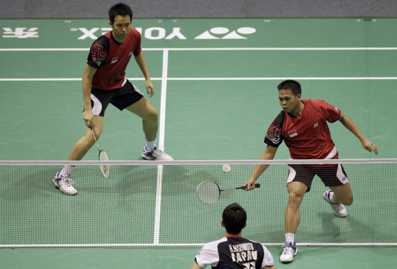 Kido of Indonesia returns a shot to Hashimoto and Hirata