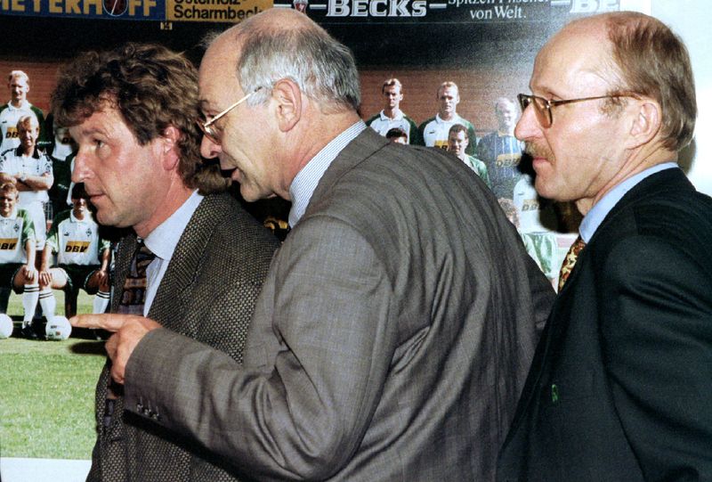 FILE PHOTO: Werder Bremen’s Vicepresident, Klaus- Dieter Fischer (C), talks