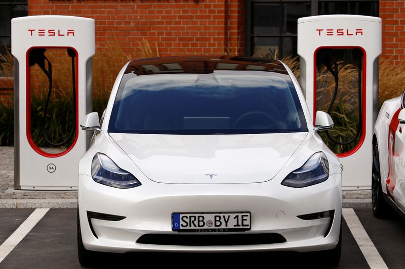 Tesla managers demonstrate V3 superchargers on German research campus in