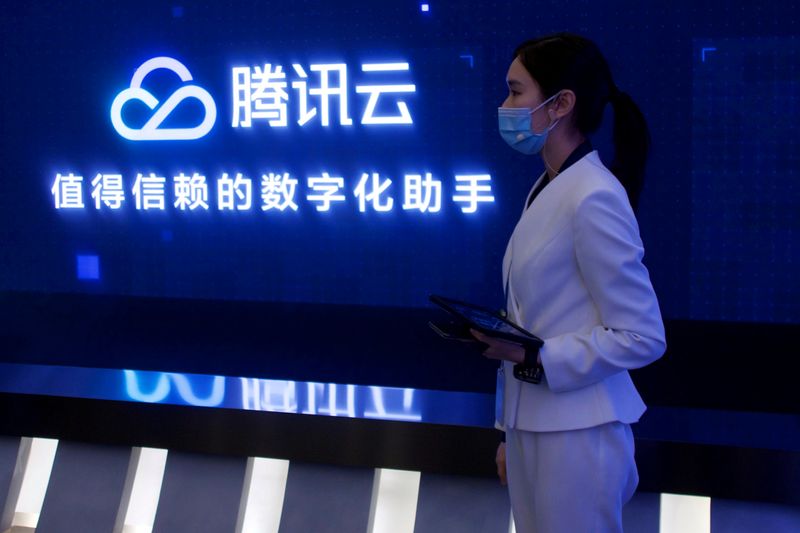Staff member introduces Tencent Cloud service during a government-organized media