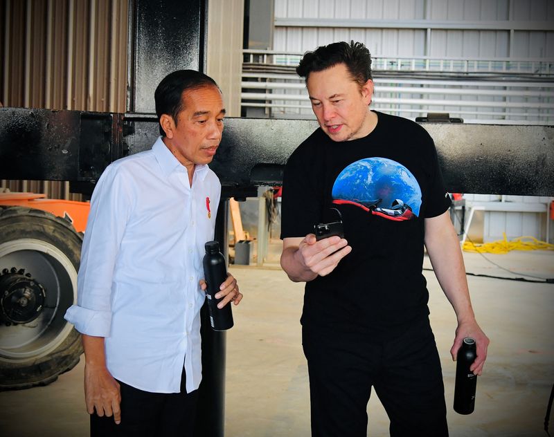 Indonesian President Joko Widodo talks with Founder and CEO of