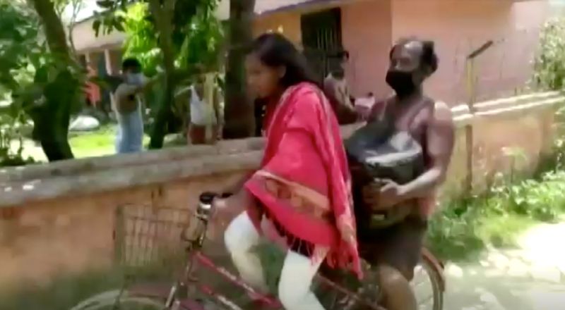 Jyoti Kumari carries her father on the back of her
