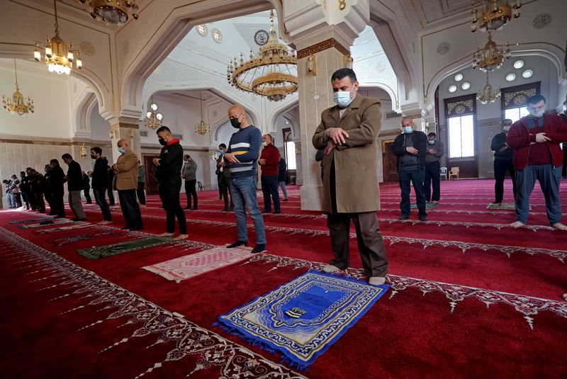 Gaza mosques reopen as COVID-19 restrictions ease