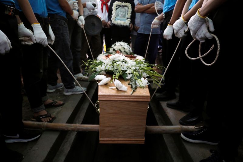 Locals and relatives of Anna Bui Thi Nhung prepare bury