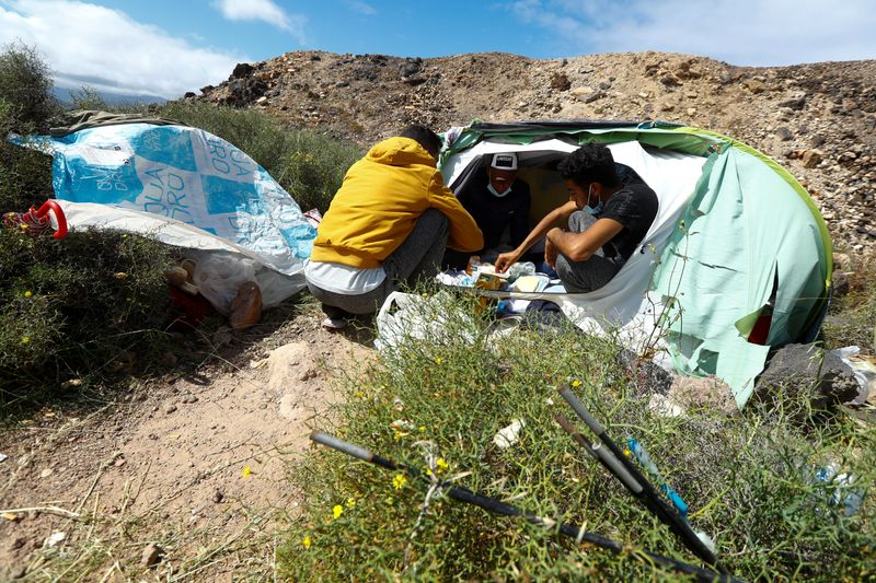 Abandoning government camp, migrants hide out on Gran Canaria cliffside