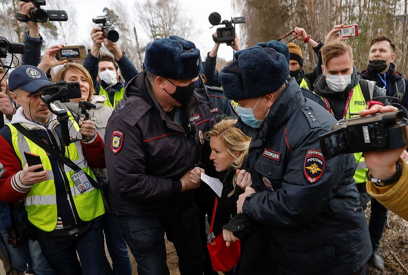 Russian police officers detain Anastasiya Vasilyeva, a doctor and ally