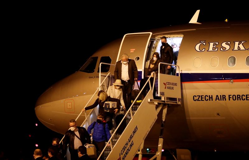 Czechs diplomats expelled from Russia arrive to Prague