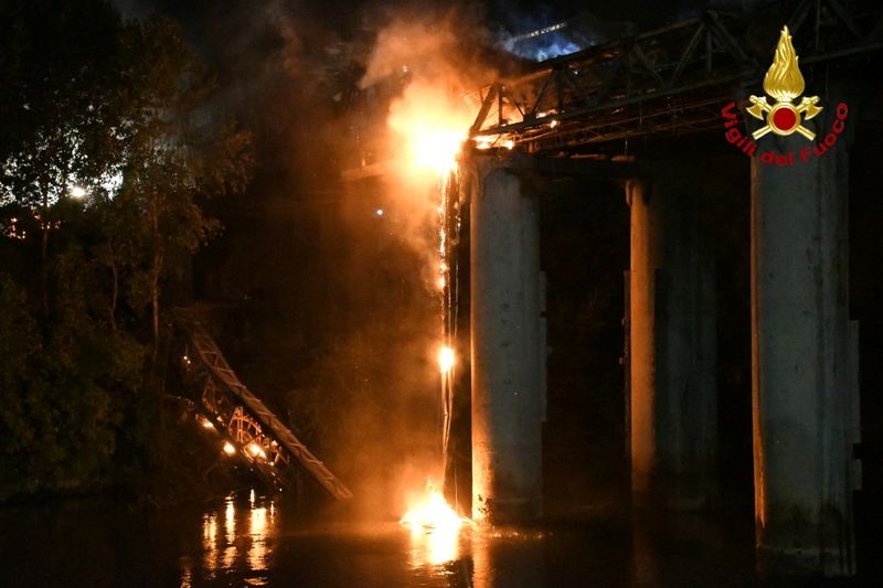 Rome’s iconic ‘Iron Bridge’ hit by fire