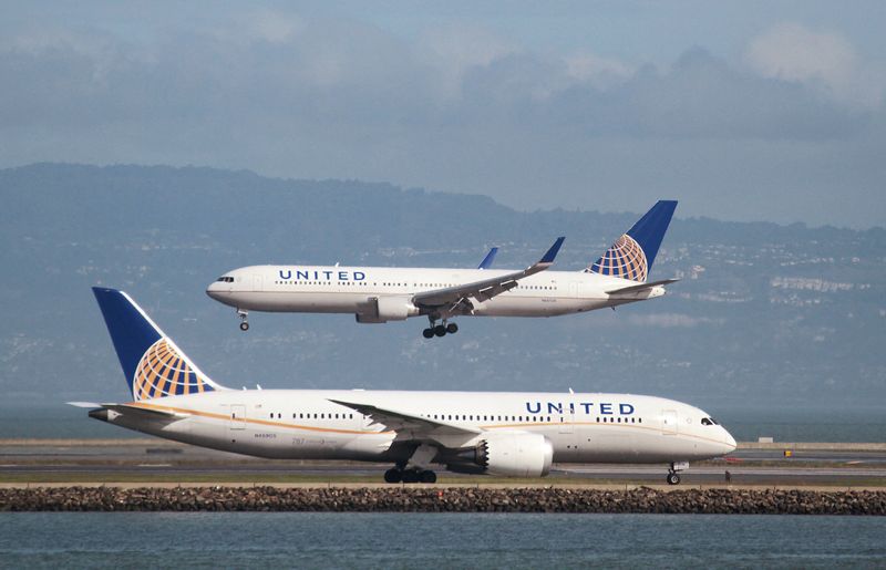 A United Airlines 787 taxis as a United Airlines 767