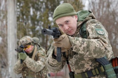Ukrainian reservists take part in military exercises on the outskirts