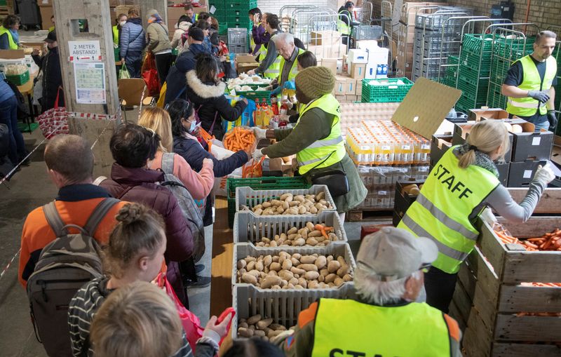 Food distribution for needy persons at the aid organisation “Essen