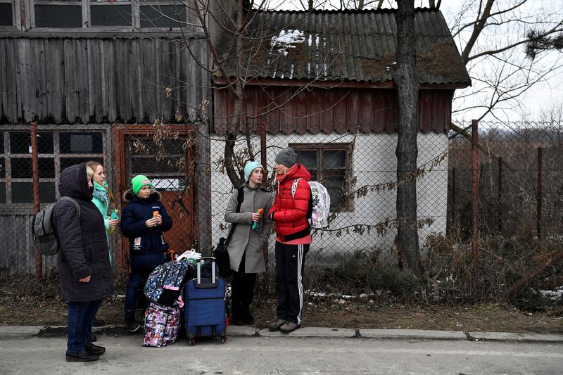 People fleeing Russia’s invasion of Ukraine arrive at Siret border