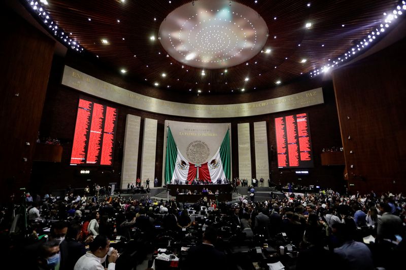 Mexican legislators to vote on constitutional reform of the electricity