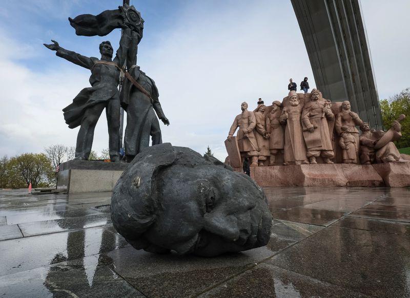 A Soviet monument to a friendship between Ukrainian and Russian