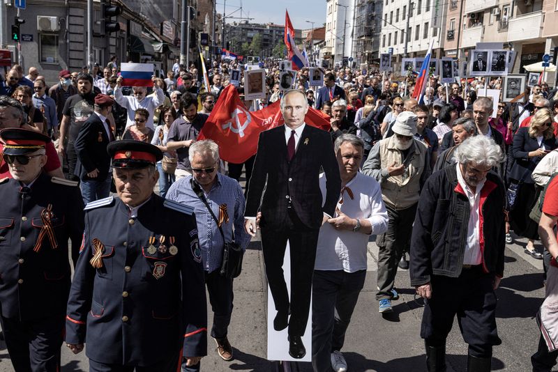 People mark Victory Day in Belgrade