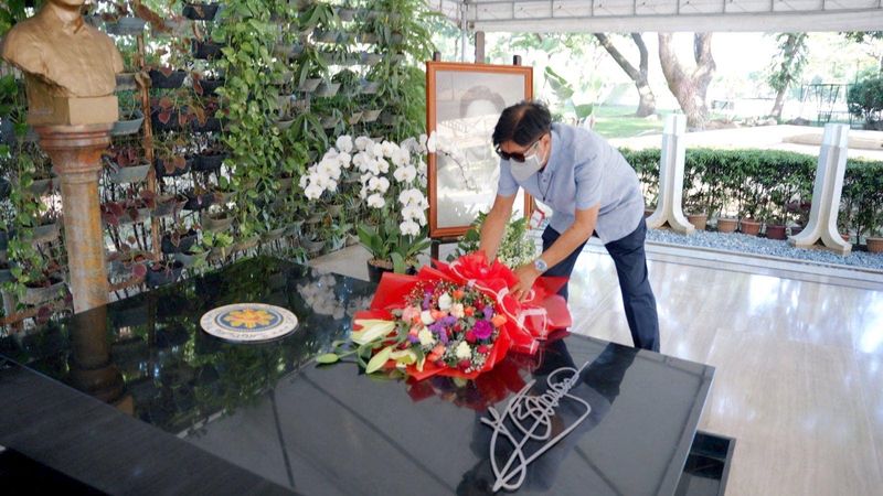 Presidential candidate Ferdinand “Bongbong” Marcos Jr. visits the grave of