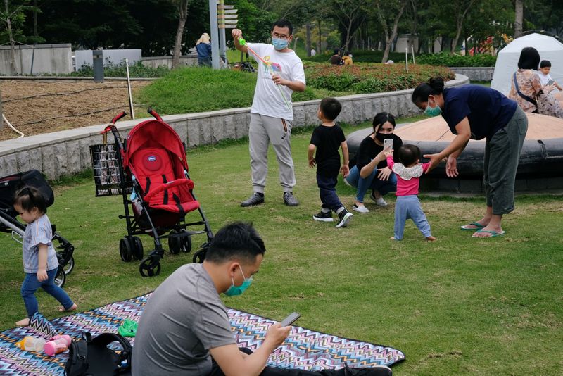 People wearing masks to avoid the spread of the coronavirus