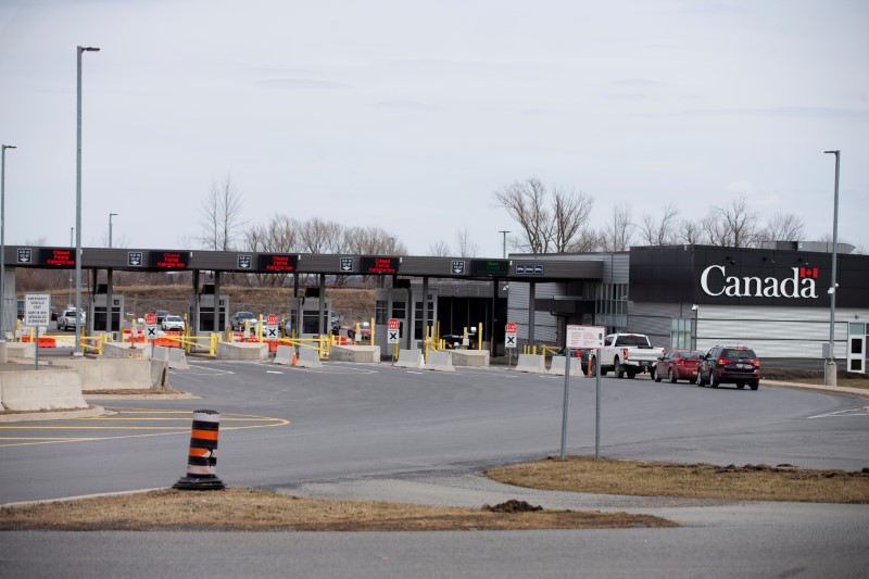 FILE PHOTO: Cars drive through Canadian customs in the border