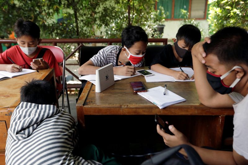 Dimas Anwar Saputra studies with other students at a local