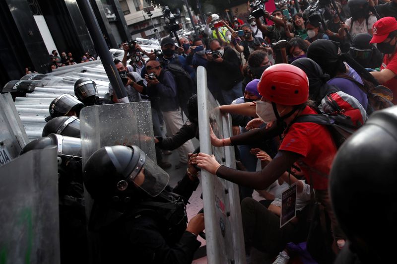 Abortion rights campaigners clash with police in Mexico City