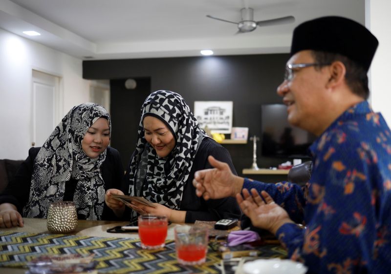 Tengku Shawal talks as his daughter and sister reminisce over