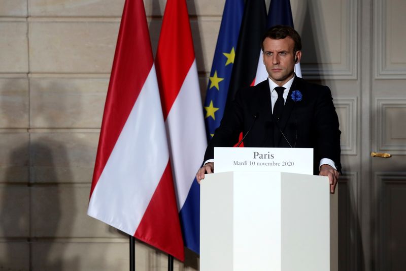 French President Emmanuel Macron and Austrian Chancellor Sebastian Kurz attend