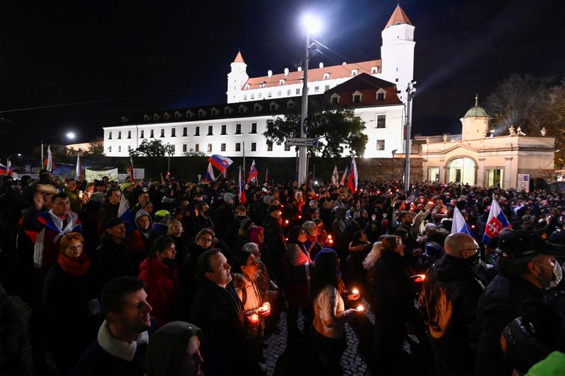 Tisíce ľudí protestujú proti obmedzeniam koronavírusov na Slovensku