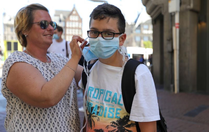 FILE PHOTO: Amsterdam begins an “experiment” with mandatory face masks