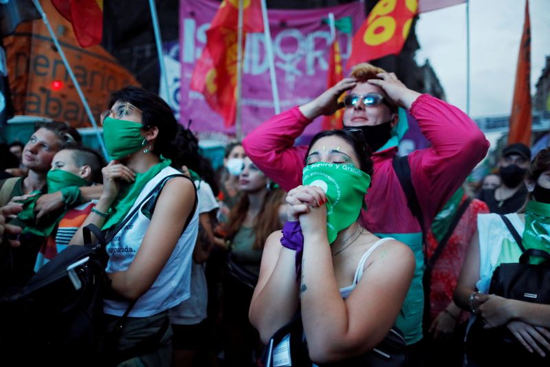 Protest as deputies debate abortion bill in Buenos Aires