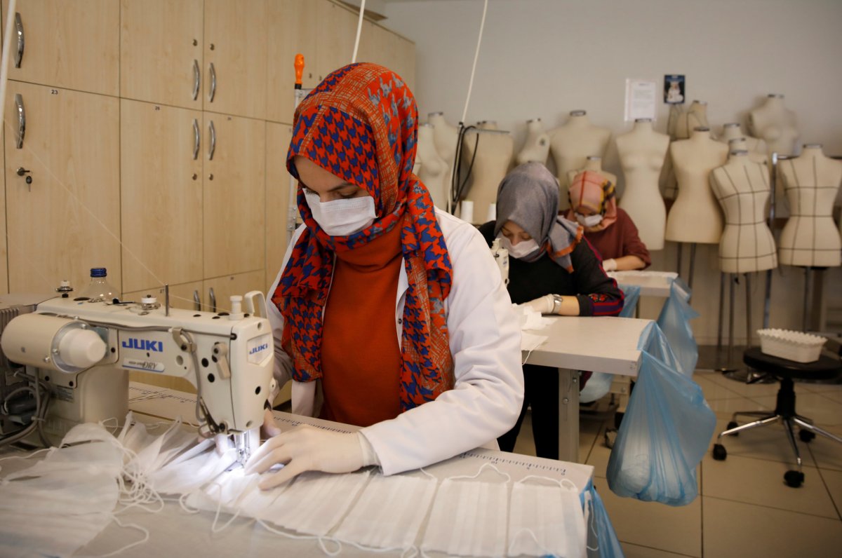 Istanbul Municipality’s Lifetime Learning Center teachers sew protective face masks