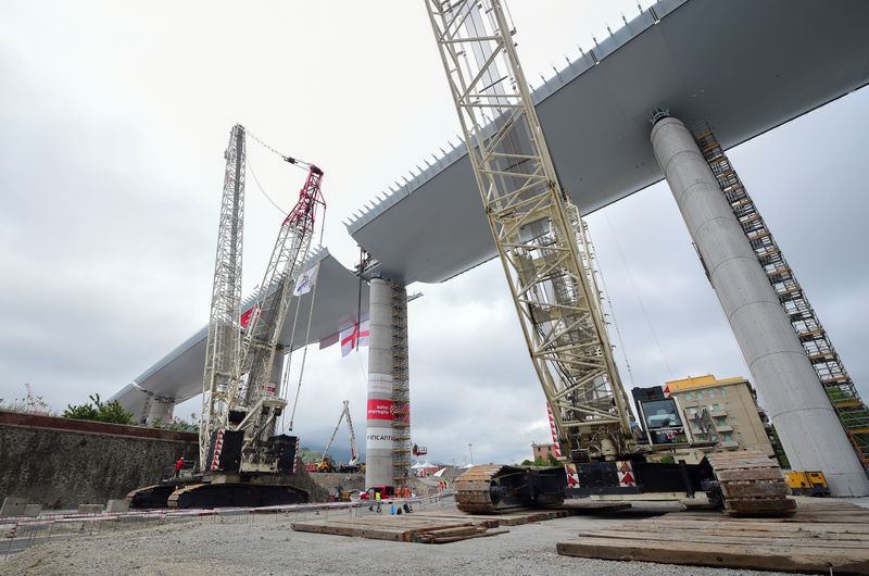 The final section of Genoa’s new bridge is installed into
