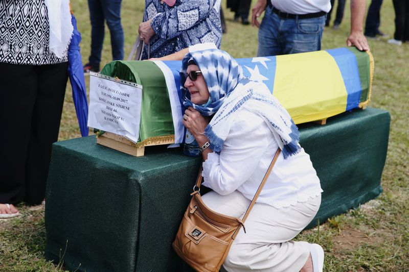 Bosnian Muslims attend a collective funeral in Kamicani