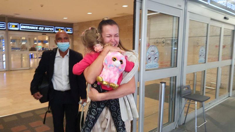 Tears for toddler’s return to Israel after accidental coronavirus exile