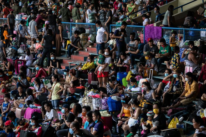 Thousands of stranded Filipinos cram into stadium for government transportation