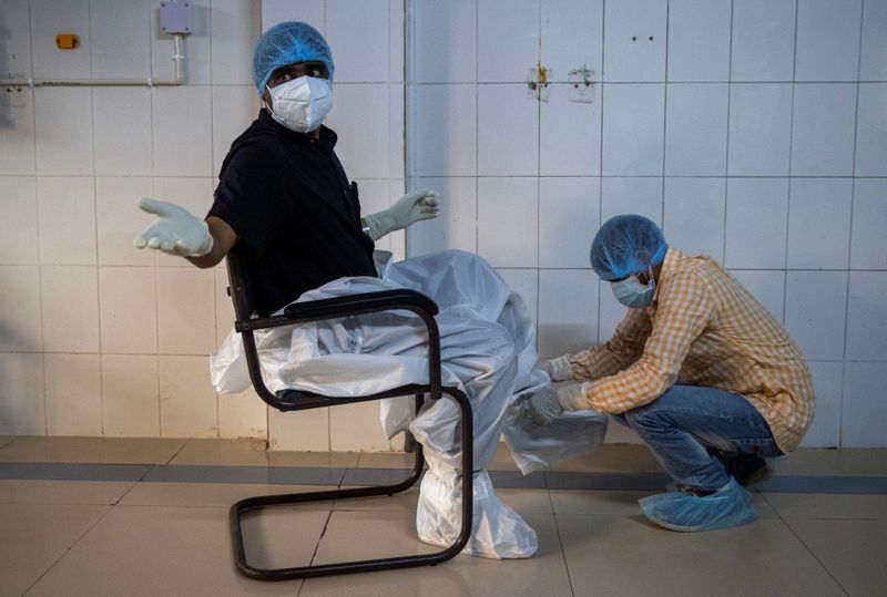 Wider Image: Last doctor standing: Pandemic pushes Indian hospital to