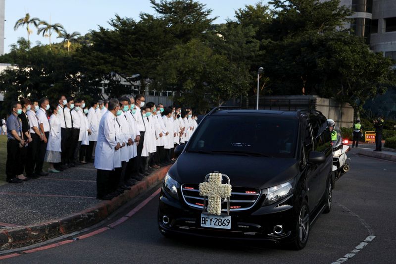 A hearse with former Taiwan President Lee Teng-hui’s casket makes