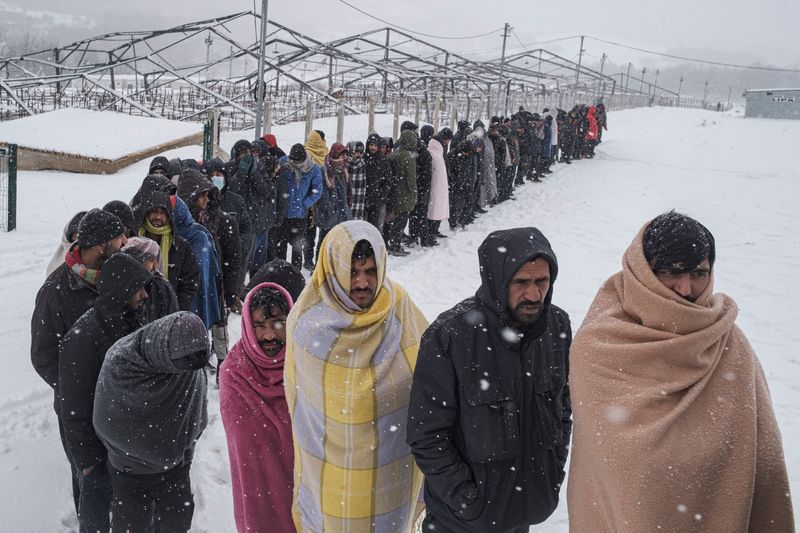 Hundreds of migrants squatting in freezing weather in Bosnia