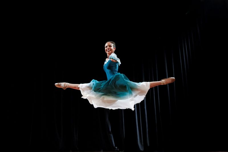Vitoria Bueno, a 16-year-old dancer whose genetic condition left her
