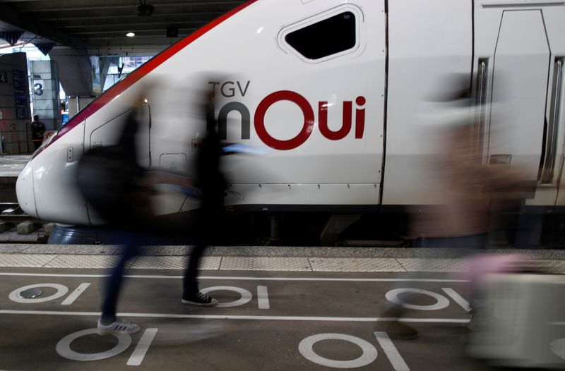 Parisians wait to board trains as Paris enters its third
