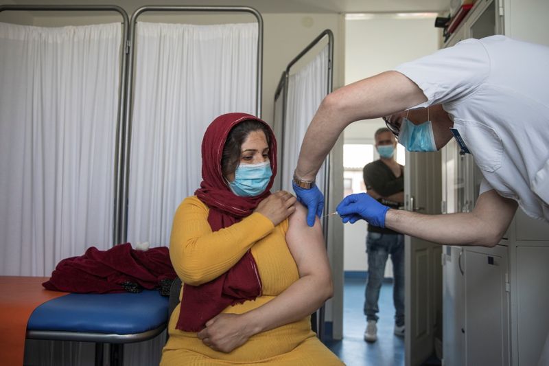 Serbia starts vaccination of migrants against COVID-19