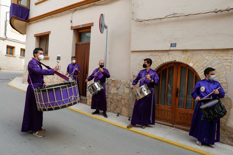Residents perform traditional Good Friday drum concert amid COVID-19 restrictions